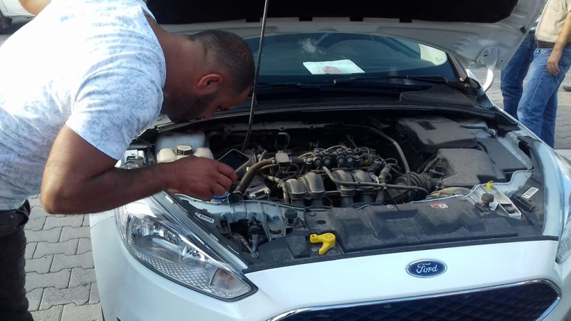 Kart'ta Park halindeki otomobile giren yılanı itfaiye çıkarttı - Resim: 2