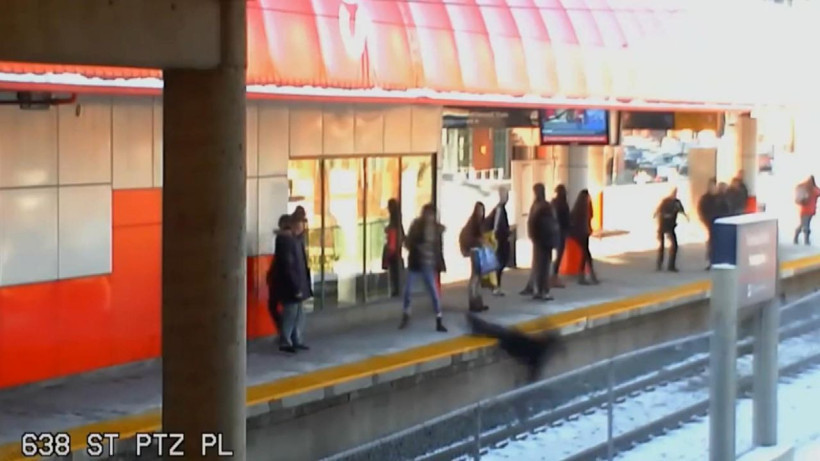 Kanada'da yaşlı kadını raylara itti! O anlar kameralara yansıdı - Resim: 3