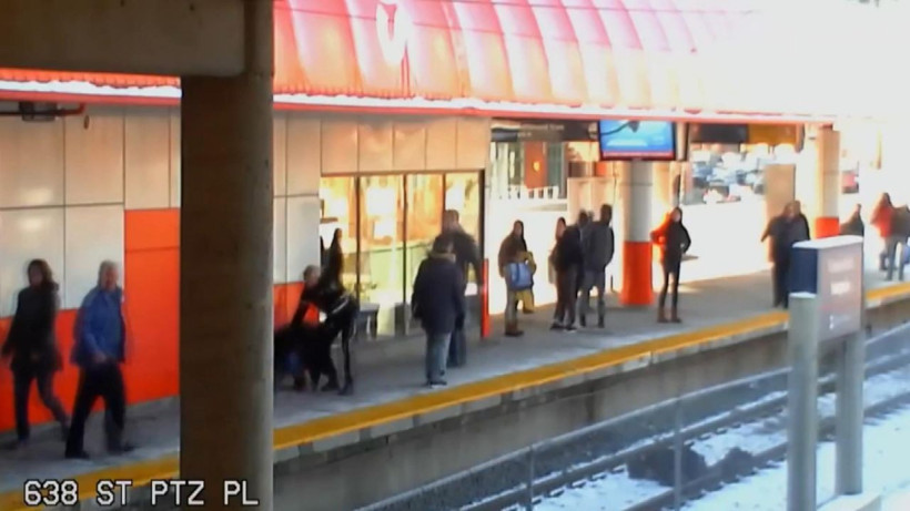 Kanada'da yaşlı kadını raylara itti! O anlar kameralara yansıdı - Resim: 1