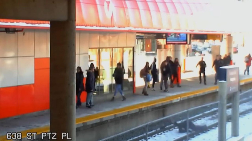 Kanada'da yaşlı kadını raylara itti! O anlar kameralara yansıdı - Resim: 2