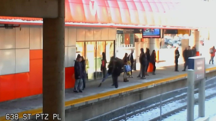 Kanada'da yaşlı kadını raylara itti! O anlar kameralara yansıdı - Resim: 4