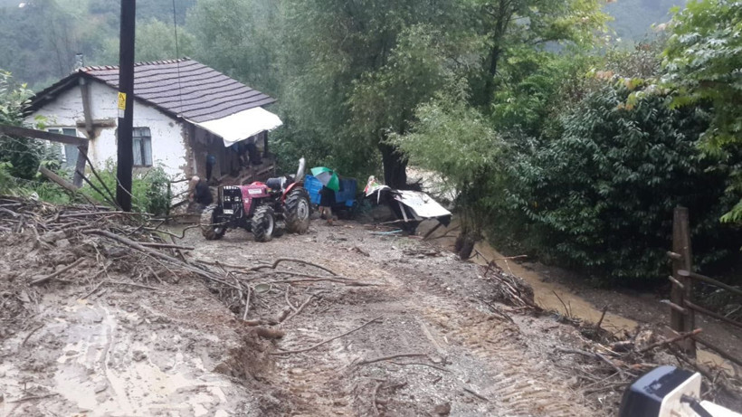 Düzce'deki selde mahsur kalan 10 kişi böyle kurtarıldı! Sel felaketinden görüntüler - Resim: 2