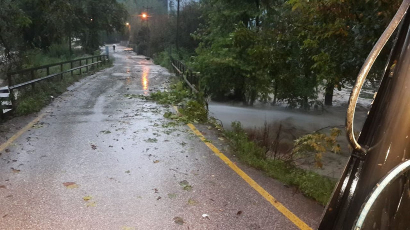 Düzce'deki selde mahsur kalan 10 kişi böyle kurtarıldı! Sel felaketinden görüntüler - Resim: 4