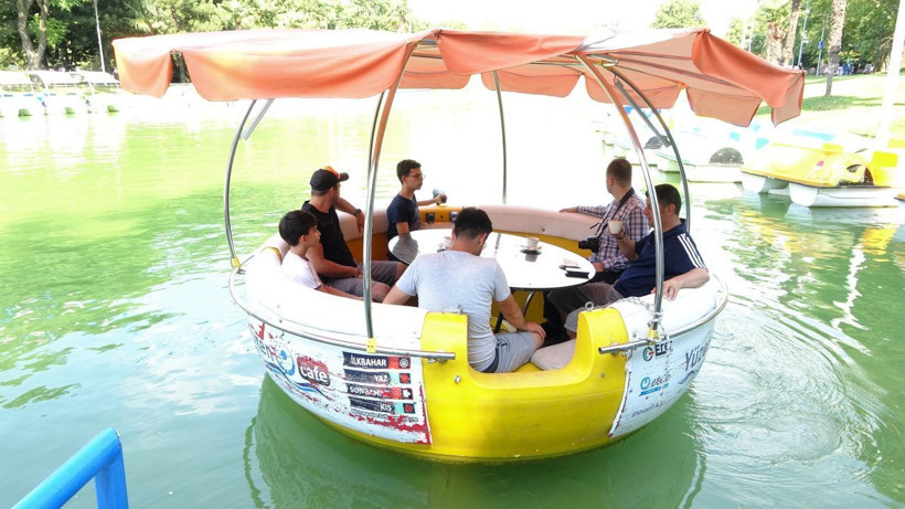 Bursa'da yüzen kafe yoğun ilgi görüyor ama fiyatı cep yakan cinsten! - Resim: 1