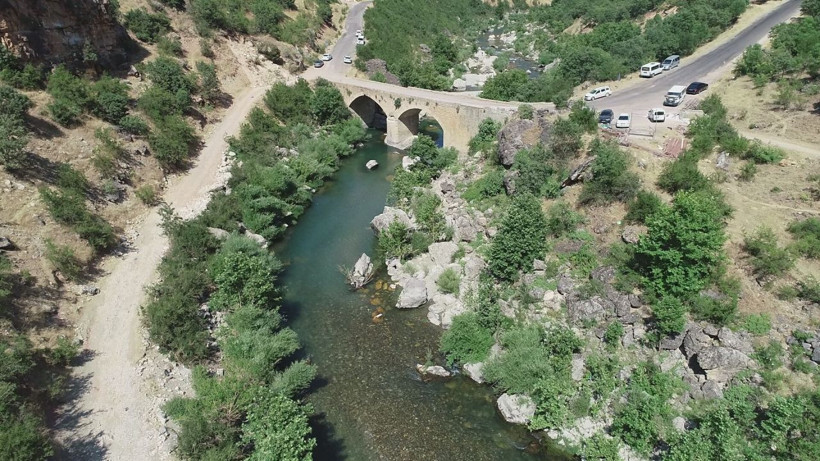Diyarbakır'ın Silvan, Kulp, Hazro ilçeleri arasında saklı cennet gelenler büyülenip dönüyor - Resim: 1