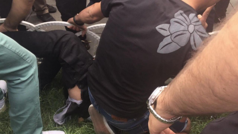 Fatih'te soyguncu 300 bin doları alıp kaçmaya çalıştı hayatının dayağını yedi - Resim: 4