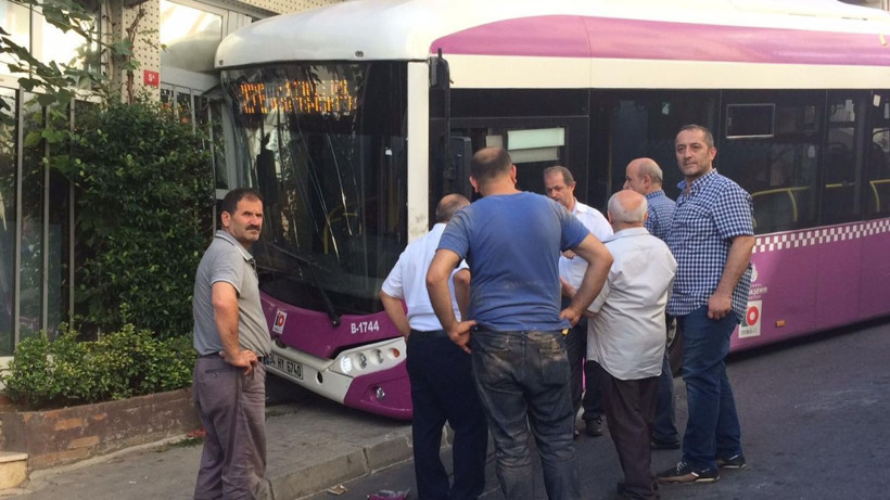 İstanbul'da freni boşalan halk otobüsü dükkana daldı - Resim: 4