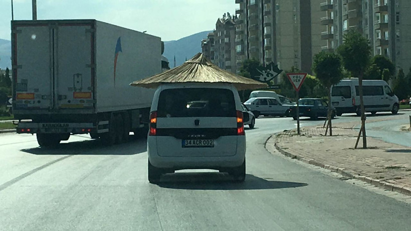 Konya'da trafikte plaj şemsiyeli otomobil görenleri şaşırttı! - Resim: 2