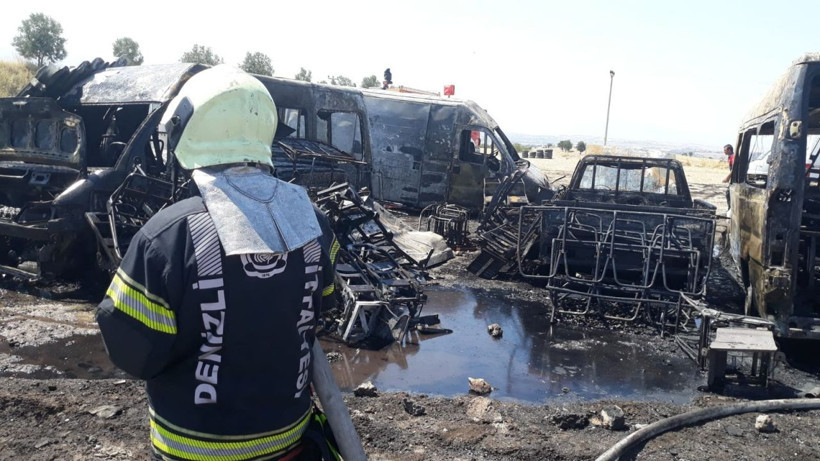 Denizli'de çıkan yangın 6 aracı kül etti - Resim: 1