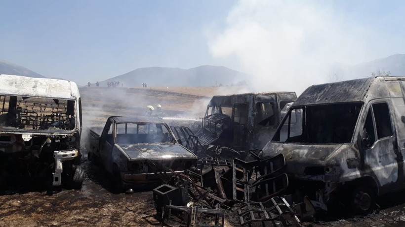 Denizli'de çıkan yangın 6 aracı kül etti - Resim: 2