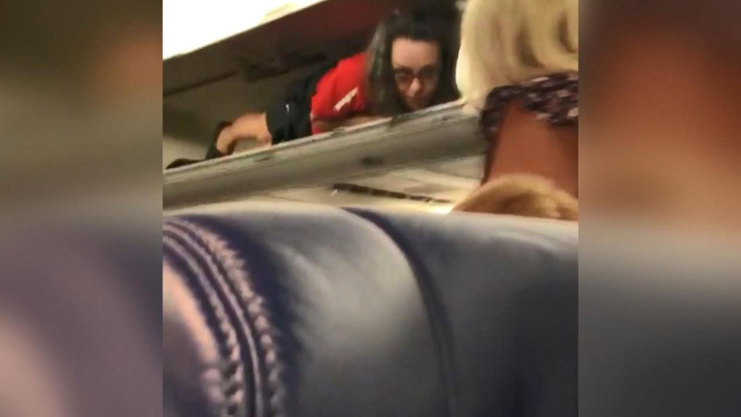 En renkli kabin görevlisi uçakta yaptığıyla yolcuların neşe kaynağı oldu - Resim: 2