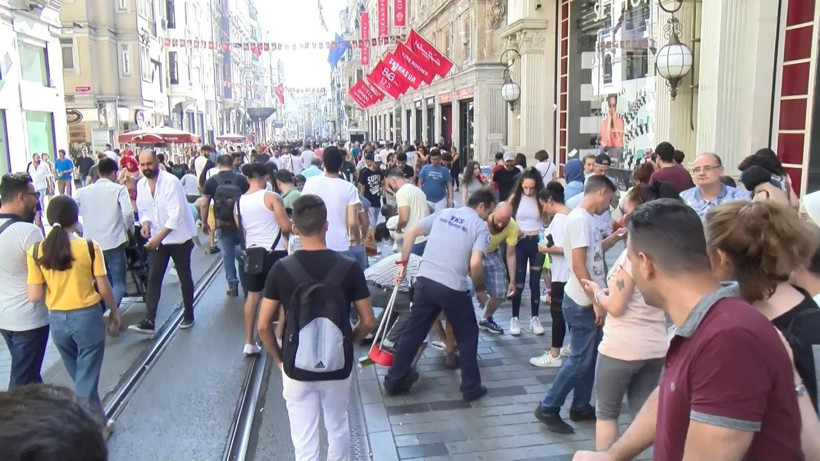 İyilik akımı kurucusuyum dedi İstiklal'de para yağdırdı! - Resim: 3