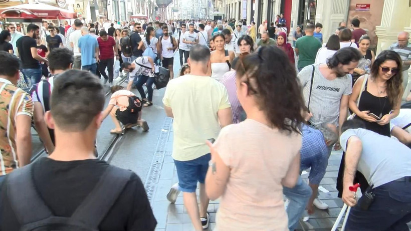 İyilik akımı kurucusuyum dedi İstiklal'de para yağdırdı! - Resim: 1