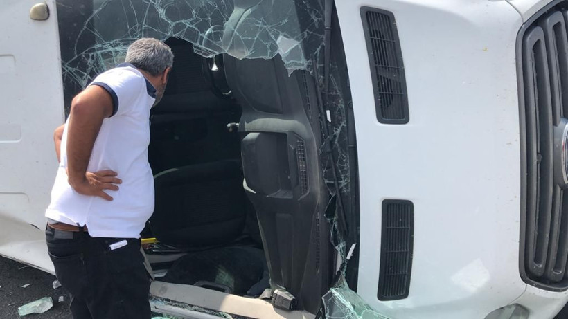 Kars'ta şiddetli rüzgar minibüsü devirdi 6 yaralı - Resim: 3