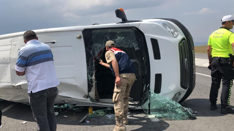 Kars'ta şiddetli rüzgar minibüsü devirdi 6 yaralı - Resim: 2