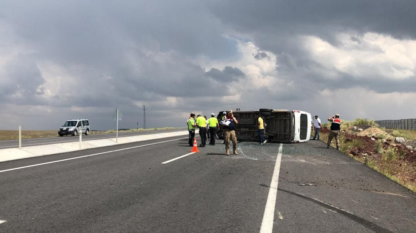 Kars'ta şiddetli rüzgar minibüsü devirdi 6 yaralı - Resim: 1