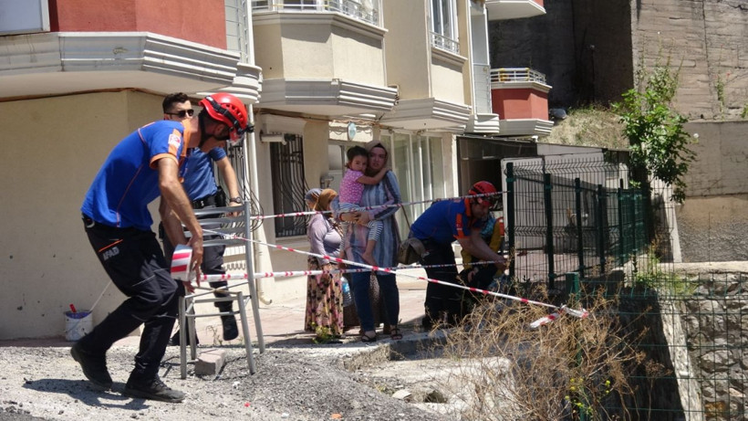 Karabük'te rampada freni boşalan otomobil duvara asılı kaldı - Resim: 1