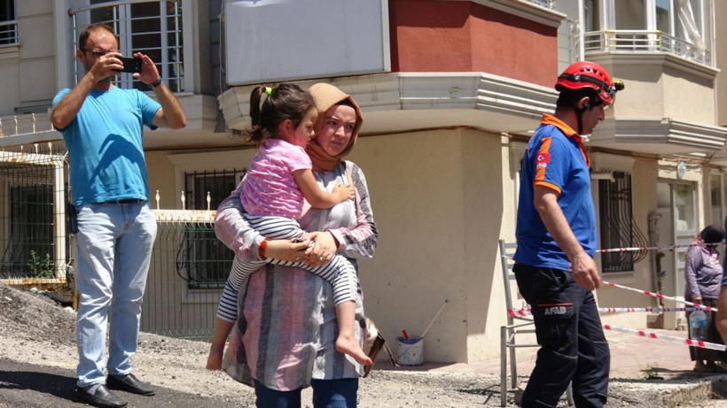 Karabük'te rampada freni boşalan otomobil duvara asılı kaldı - Resim: 4