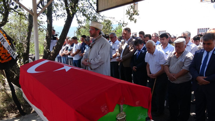 Karabük'te kalp krizinden ölen polis 15 günlük bebeğiyle uğurlandı! - Resim: 3