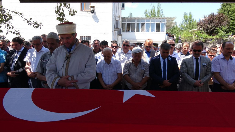 Karabük'te kalp krizinden ölen polis 15 günlük bebeğiyle uğurlandı! - Resim: 4