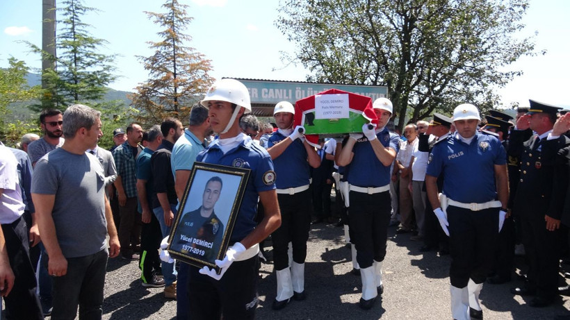 Karabük'te kalp krizinden ölen polis 15 günlük bebeğiyle uğurlandı! - Resim: 1