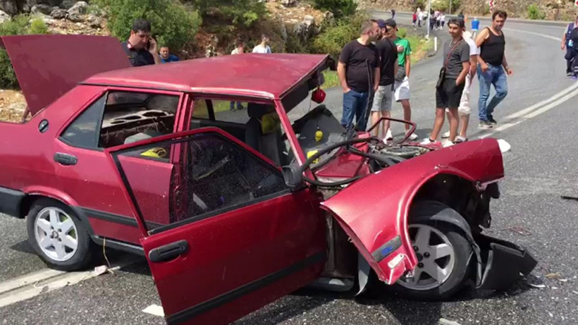 Antalya'da yolcu otobüsü ile otomobil çarpıştı 1'i ağır 5 yaralı - Resim: 3