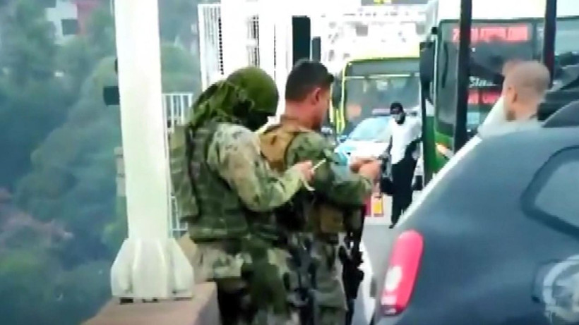 32 yolcuyu rehin aldı keskin nişancılar tarafından etkisiz hale getirildi - Resim: 2