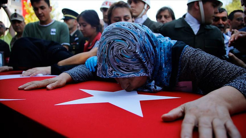 İki ilde şehit cenazeleri vardı şehit eşini asker selamıyla uğurladı - Resim: 4