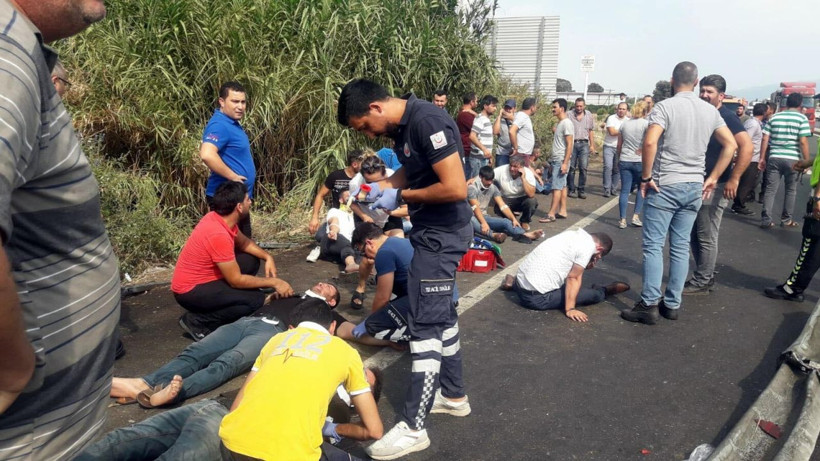 Aydın’da devrilen servis otobüsü alev aldı! Can pazarı... 20’si ağır 45 yaralı - Resim: 1