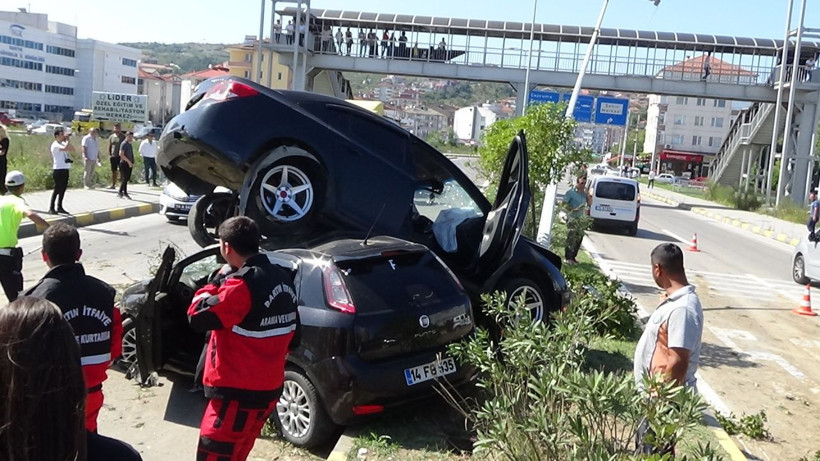 Bartın'da otomobiller üst üste çıktı 10 yaralı - Resim: 1
