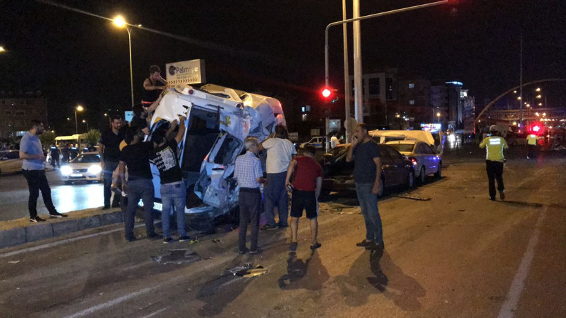 Hatay’da 10 araçlı zincirleme kaza 13 yaralı - Resim: 2