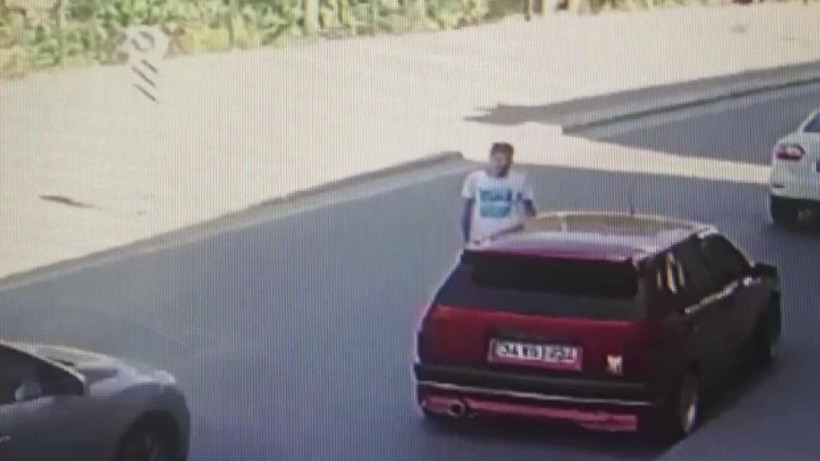 İstanbul Eyüpsultan'da aracına binmeye çalışan kişiye otomobil çarptı - Resim: 1