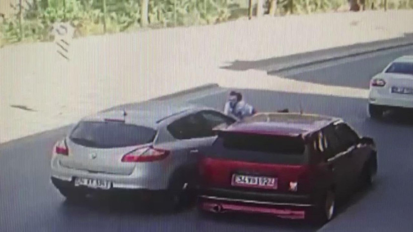 İstanbul Eyüpsultan'da aracına binmeye çalışan kişiye otomobil çarptı - Resim: 3