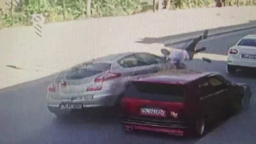 İstanbul Eyüpsultan'da aracına binmeye çalışan kişiye otomobil çarptı - Resim: 4