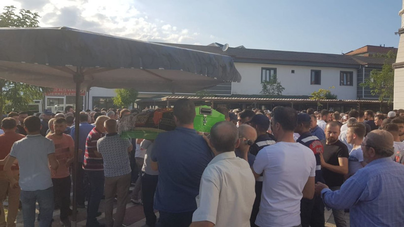 Üniversiteli Burcu gözyaşları arasında Bursa'da toprağa verildi - Resim: 1