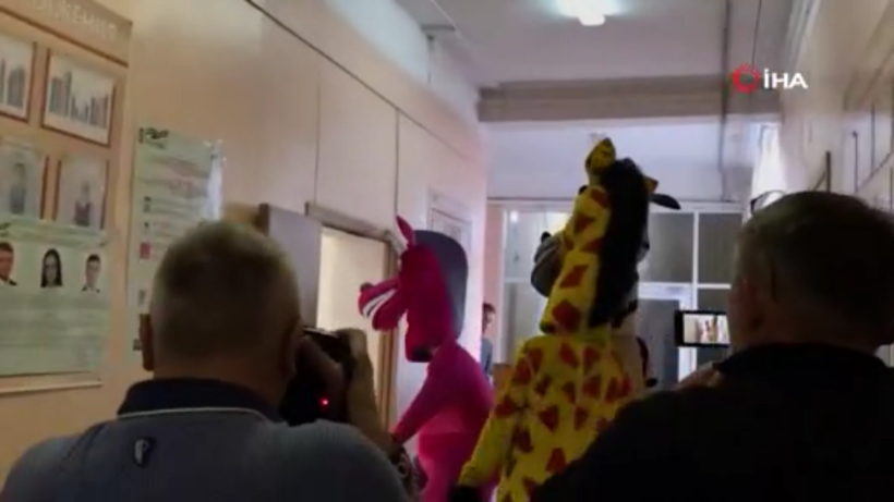 Rusya'da animatörlerin kostümleriyle oy kullanması tartışmalara yol açtı - Resim: 1