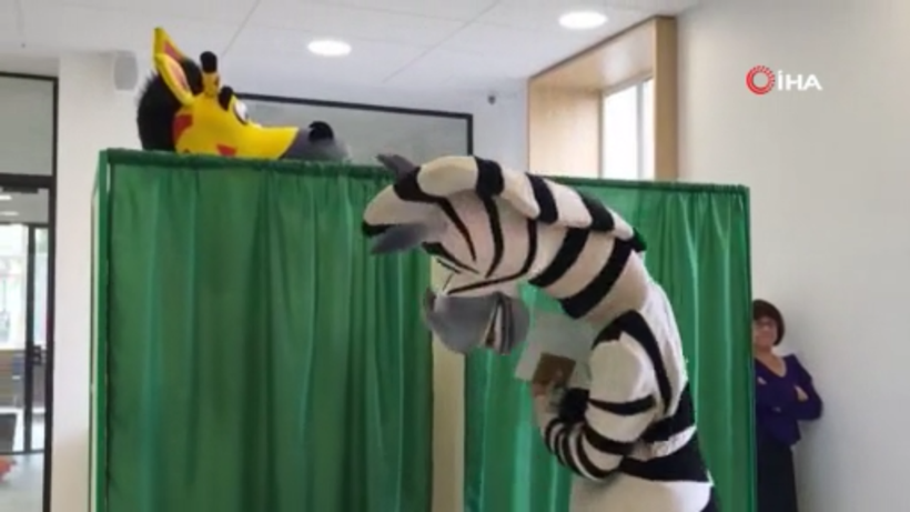 Rusya'da animatörlerin kostümleriyle oy kullanması tartışmalara yol açtı - Resim: 4