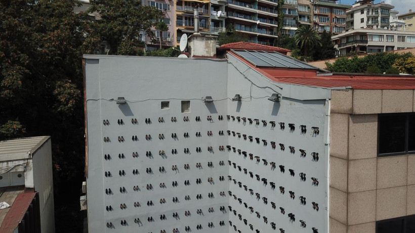 Beyoğlu'nda utanç duvarında asılan ayakkabıyı sökmek isterken yakalandı - Resim: 2
