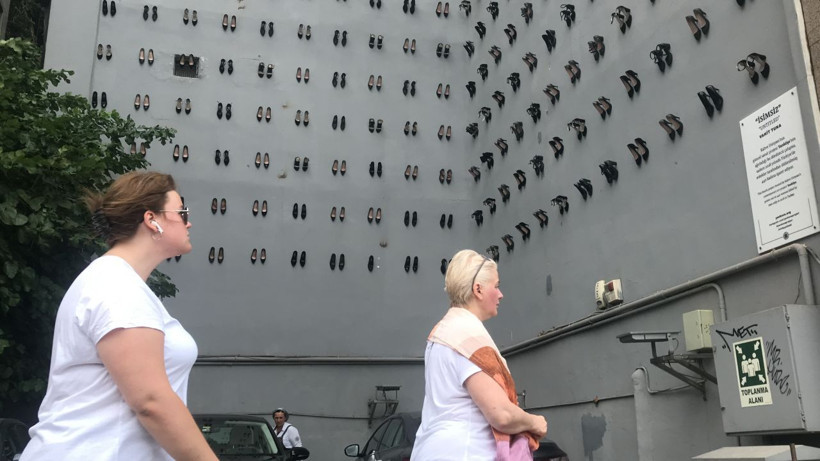 Beyoğlu'nda utanç duvarında asılan ayakkabıyı sökmek isterken yakalandı - Resim: 3