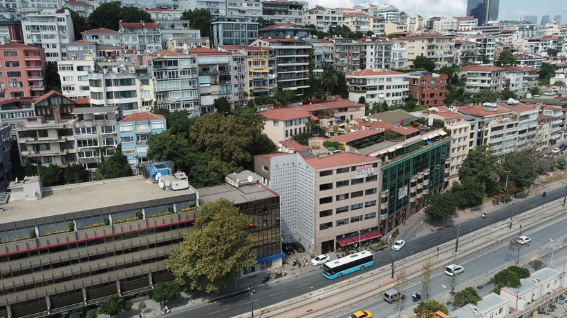 Beyoğlu'nda utanç duvarında asılan ayakkabıyı sökmek isterken yakalandı - Resim: 1