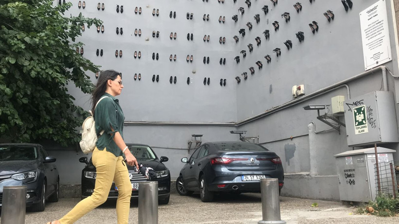 Beyoğlu'nda utanç duvarında asılan ayakkabıyı sökmek isterken yakalandı - Resim: 4