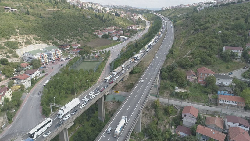 TEM'de korkunç kaza! 4 araç birbirine girdi otoyolda 7 kilometre araç kuyruk oluştu - Resim: 1
