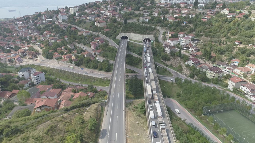 TEM'de korkunç kaza! 4 araç birbirine girdi otoyolda 7 kilometre araç kuyruk oluştu - Resim: 3