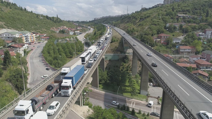 TEM'de korkunç kaza! 4 araç birbirine girdi otoyolda 7 kilometre araç kuyruk oluştu - Resim: 4