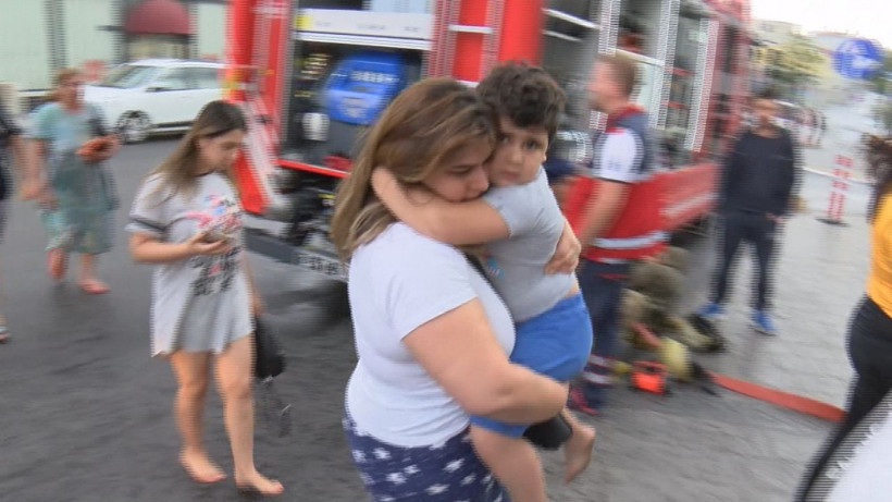 Bayrampaşa'da bir otelde çıkan yangın paniğe neden oldu - Resim: 4