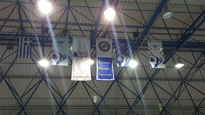 Fanatik Yunan taraftar maçta Türk kadın sporculara tükürüp sahaya yağ fırlattı - Resim: 1