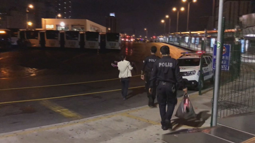 Suriyeli kız çocuğunun görüntüsü yürekleri sızlattı! - Resim: 1