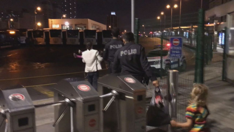 Suriyeli kız çocuğunun görüntüsü yürekleri sızlattı! - Resim: 2