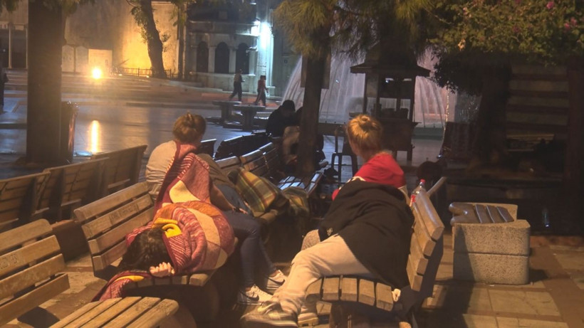 İstanbullular deprem endişesiyle geceyi dışarda geçirdi! Sahiller parkla cami bahçeleri doldu taştı - Resim: 4