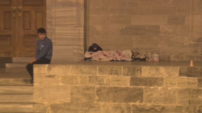 İstanbullular deprem endişesiyle geceyi dışarda geçirdi! Sahiller parkla cami bahçeleri doldu taştı - Resim: 2